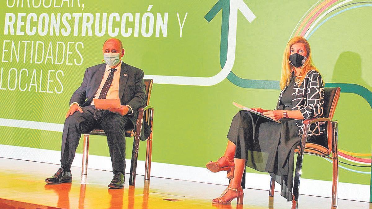 La alcaldesa de la capital de la Plana, junto a Carlos Daniel Casares, secretario de la FEMP, durante su intervención.