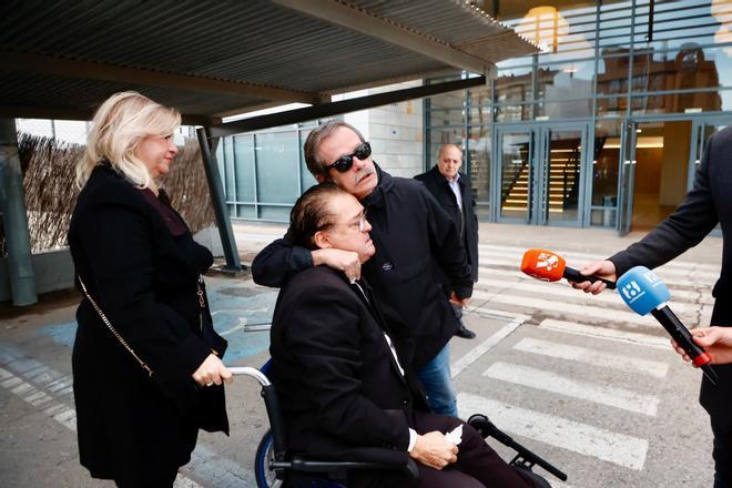 Familiares y amigos despiden a Fernando Esteso en València