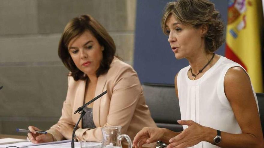 Sáenz de Santamaría e Isabel García Tejerina, ayer, en rueda de prensa tras el Consejo de Ministros.