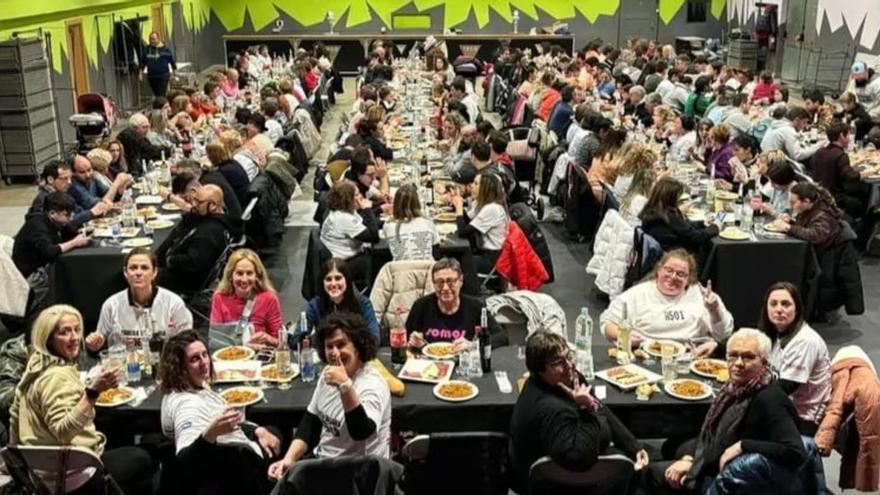 Unas 250 personas asistieron a la comida popular que se celebró después en el pabellón. | SERVICIO ESPECIAL