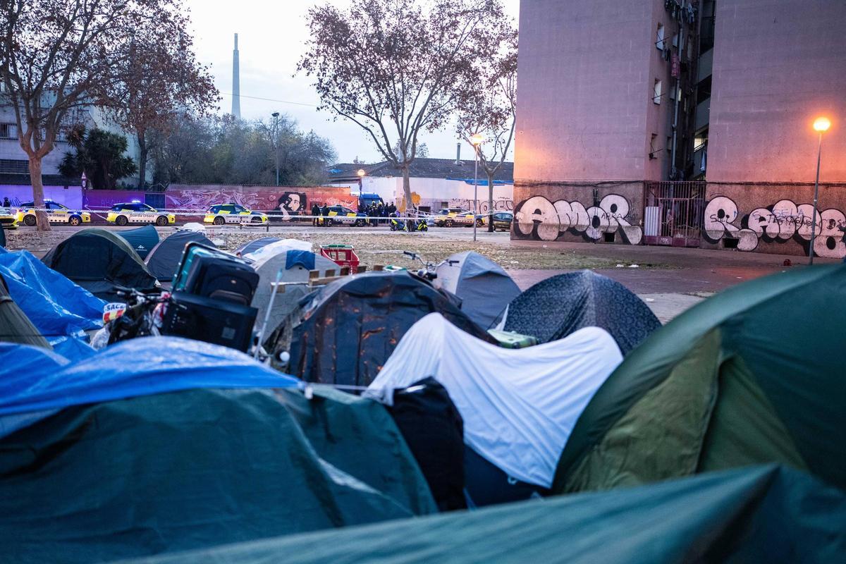 Operativo policial para desmontar la acampada de los desalojados del B9