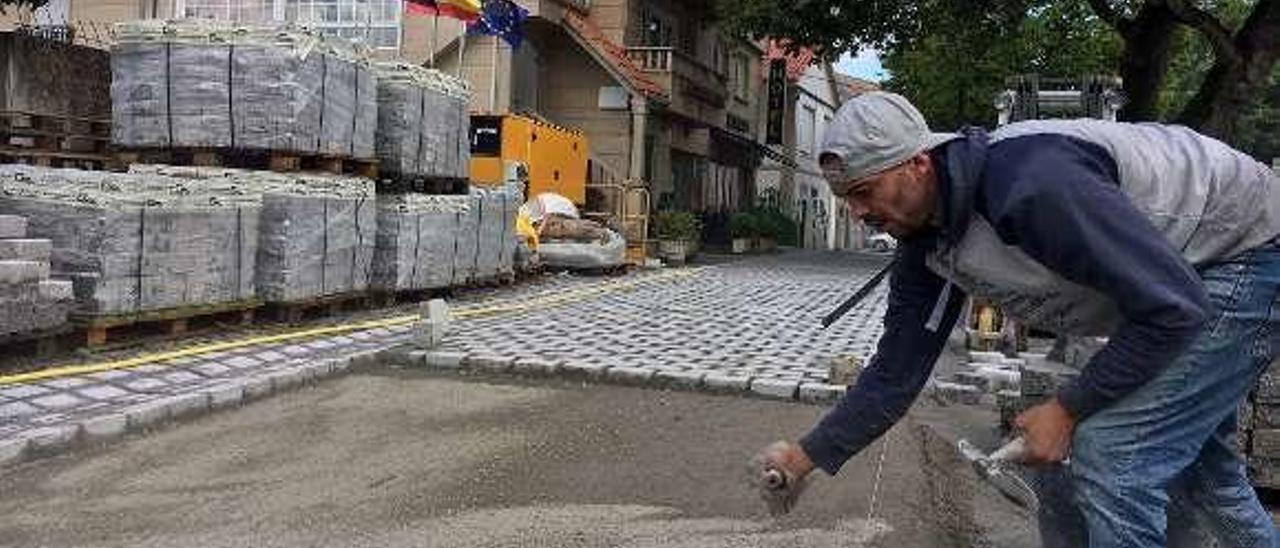 Trabajos de humanización de la Praza da Carrasca, en Parada. // FdV