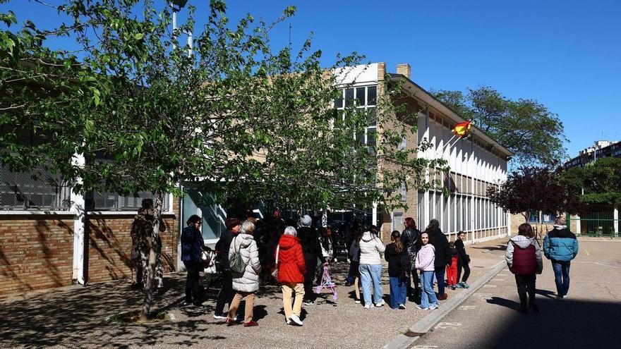 El colegio público con 100 años de historia en un barrio obrero de Zaragoza que lidera ránquines: un programa innovador de radio y referente multicultural