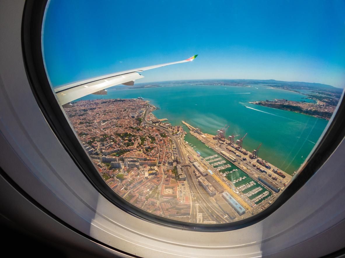 Llegando en avión a Lisboa.