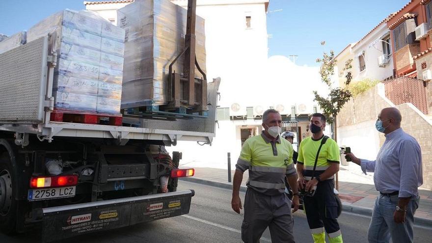 El edil Hipólito Zapico supervisa la descarga de los alimentos.