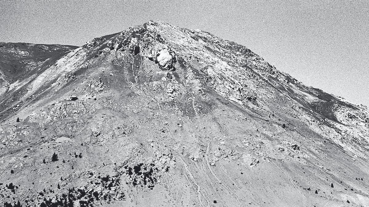 El col d’Izoard tiene una longitud de unos 16 kilómetros por la cara de Arvieux, con una media de casi el 7% para salvar un desnivel de más de mil metros de altura. La cima se halla a 2.360 metros y sus últimos kilómetros tienen un aspecto lunar, por la erosión del viento y del hielo sobre las rocas.