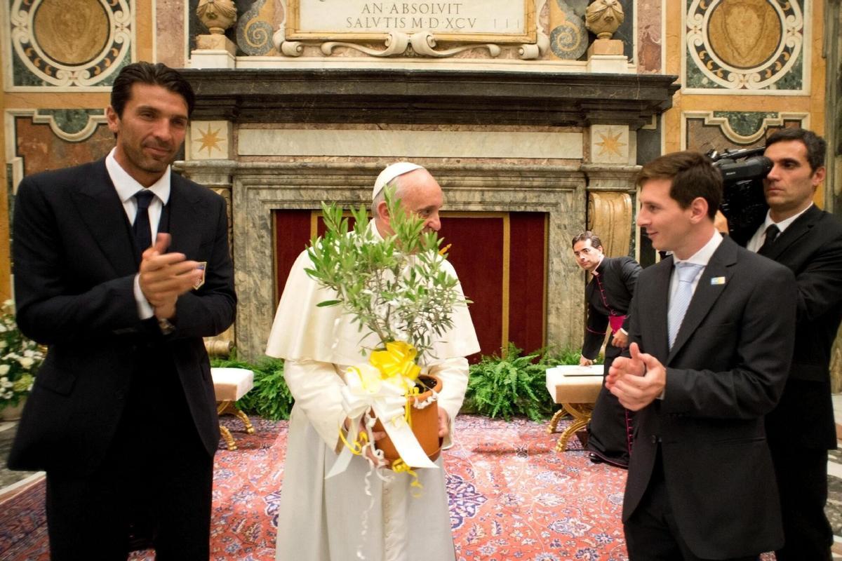 FRN82. CIUDAD DEL VATICANO (VATICANO), 13/08/2013.- Fotografía cedida por el periódico del Vaticano, LOsservatore Romano, que muestra al Papa Francisco (c) recibiendo un árbol de olivo de manos del jugador de la selección argentina de fútbol, Lionel Messi (d), mientras el portero de la selección italiana, Gianluigi Buffon (i) aplaude, durante una audiencia en el Vaticano, el 13 de agosto de 2013. El papa Francisco, el primer pontífice argentino de la historia, recibió hoy en audiencia privada en el Vaticano a las selecciones absolutas de fútbol de Italia y de Argentina, que mañana disputarán en Roma un partido amistoso en su honor. EFE/Osservatore Romano *** SÓLO USO EDITORIAL / PROHIBIDA SU VENTA ***. HORIZONTAL