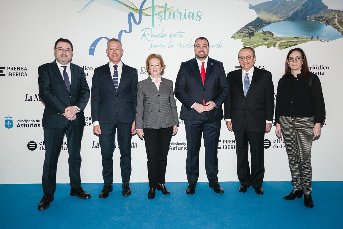 De izq. a dcha., Gonzalo Martínez Peón, director de La Nueva España; Ander Gil, presidente del Senado; Arantza Sarasola, vicepresidenta de Prensa Ibérica; Adrián Barbón, presidente del Principado de Asturias; Javier Moll, presidente de Prensa Ibérica; y Gemma Robles, directora de El Periódico de España