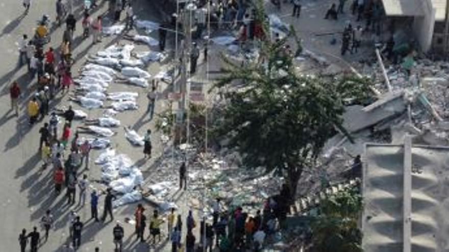 Decenas de heridos aguardan en la explanada de un hotel de Puerto Príncipe para recibir atención médica