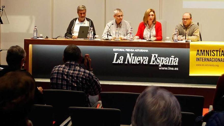 De izquierda a derecha, Joaquín Arce, Francisco Javier Fernández, Concepción Fernández Pol y Mané Fernandez, ayer, en el Club Prensa Asturiana de LA NUEVA ESPAÑA.