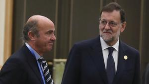 El presidente del Gobierno espanol en funciones, Mariano Rajoy, junto al ministro de Economia en funciones, Luis de Guindos, en la cumbre del G20 de China.