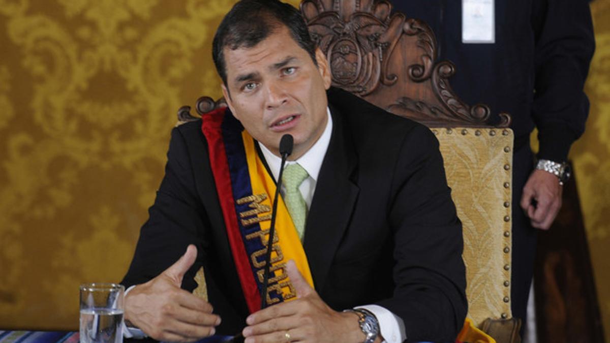 Rafael Correa se dirige al país tras ser liberado del hospital donde estaba cercado por policías y militares sublevados, el pasado 30 de septiembre en Quito.