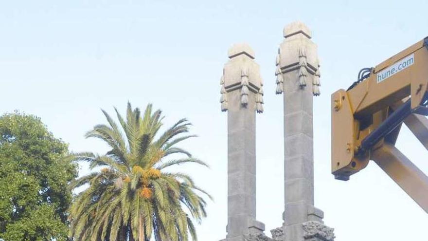 Estatua de Concepción Arenal en Méndez Núñez, ayer en obras.