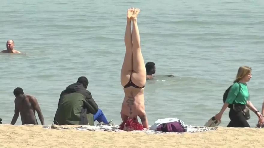 Sol, temperaturas de casi 25 grados y baños en la playa en Barcelona
