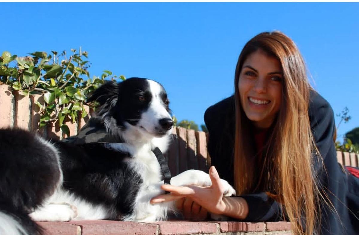 La psicòloga Yaiza Bujalance amb la seva gossa de teràpia Blanket