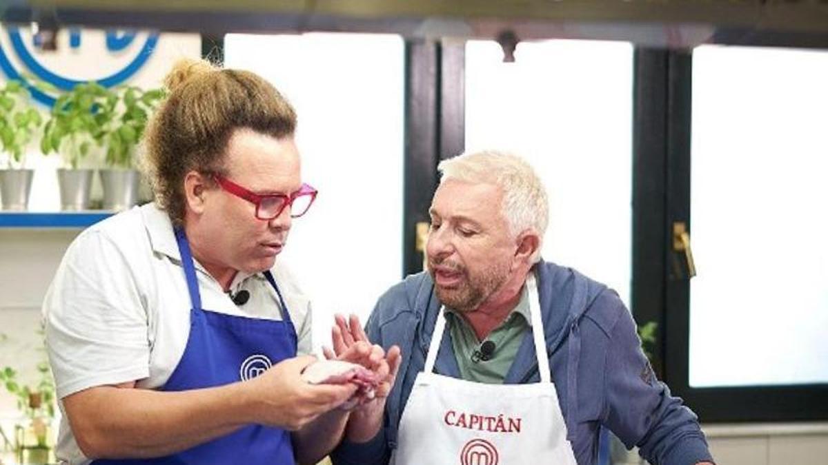José Manuel Parada, a la derecha, junto a Quique ‘Torito’, durante un momento de ‘Masterchef Celebrity 10’