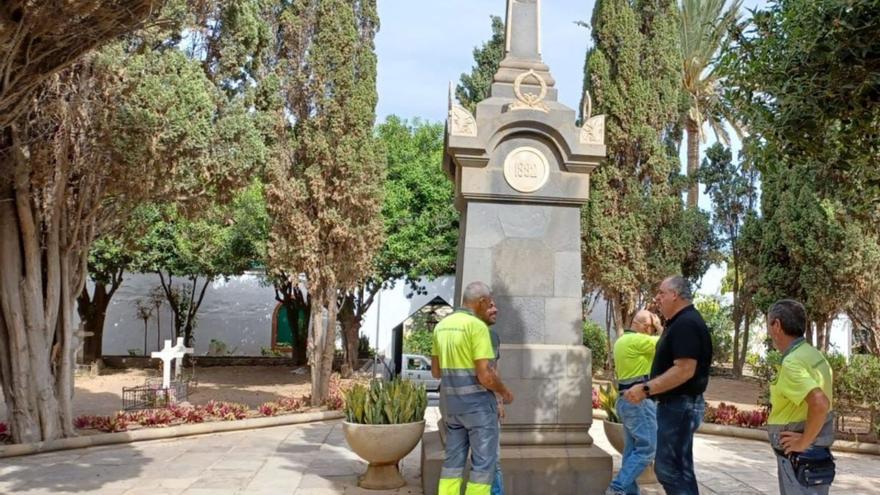 Operarios y Juan Martel en el cementerio de Telde |