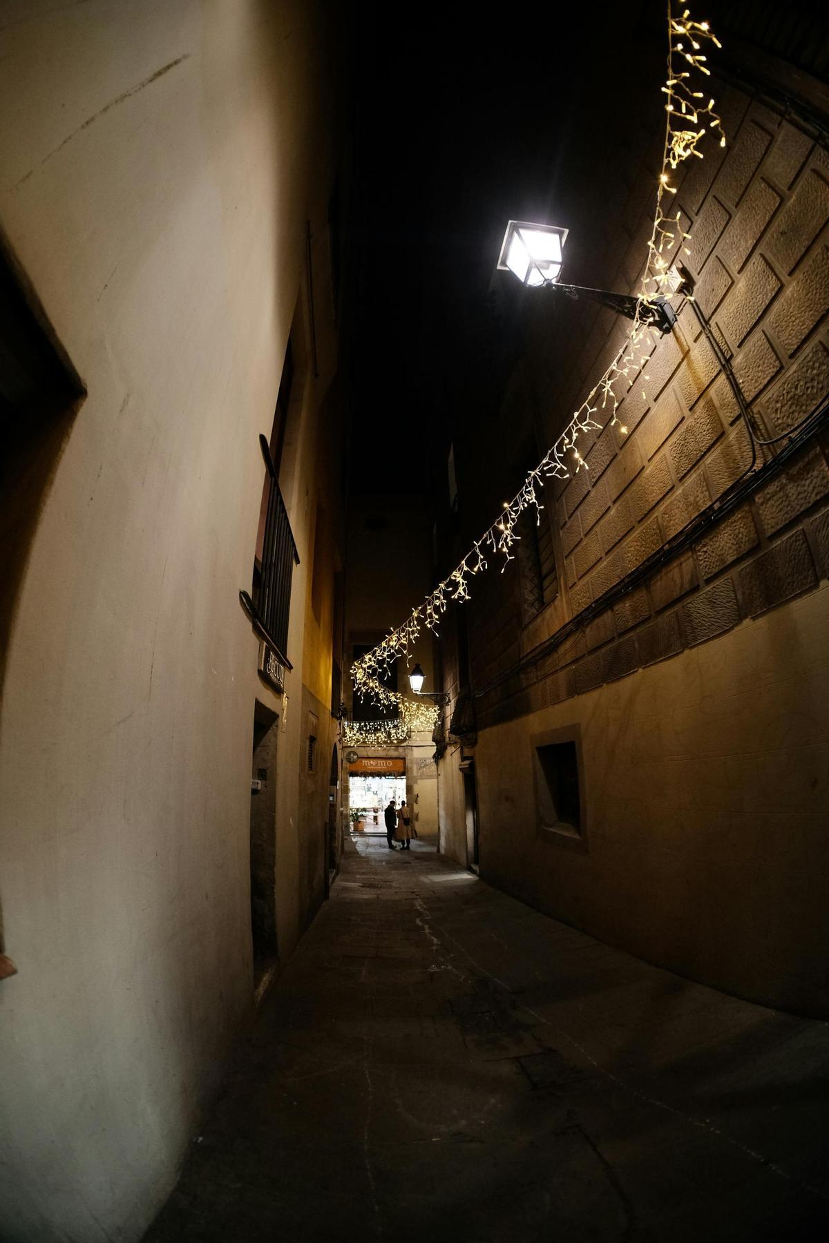 Una calle estrecha del Gòtic en Barcelona