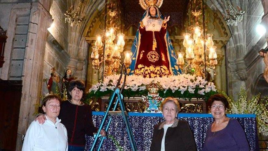 La Hermandad de los Dolores de Cangas ultima los preparativos. / GONZALO NÚÑEZ