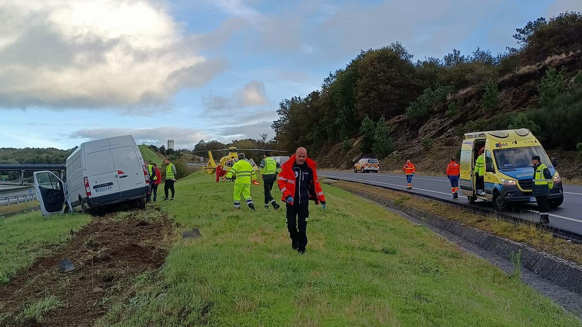 Furgoneta accidentada en la AP-53 y operativo de emergencia presente en la zona.