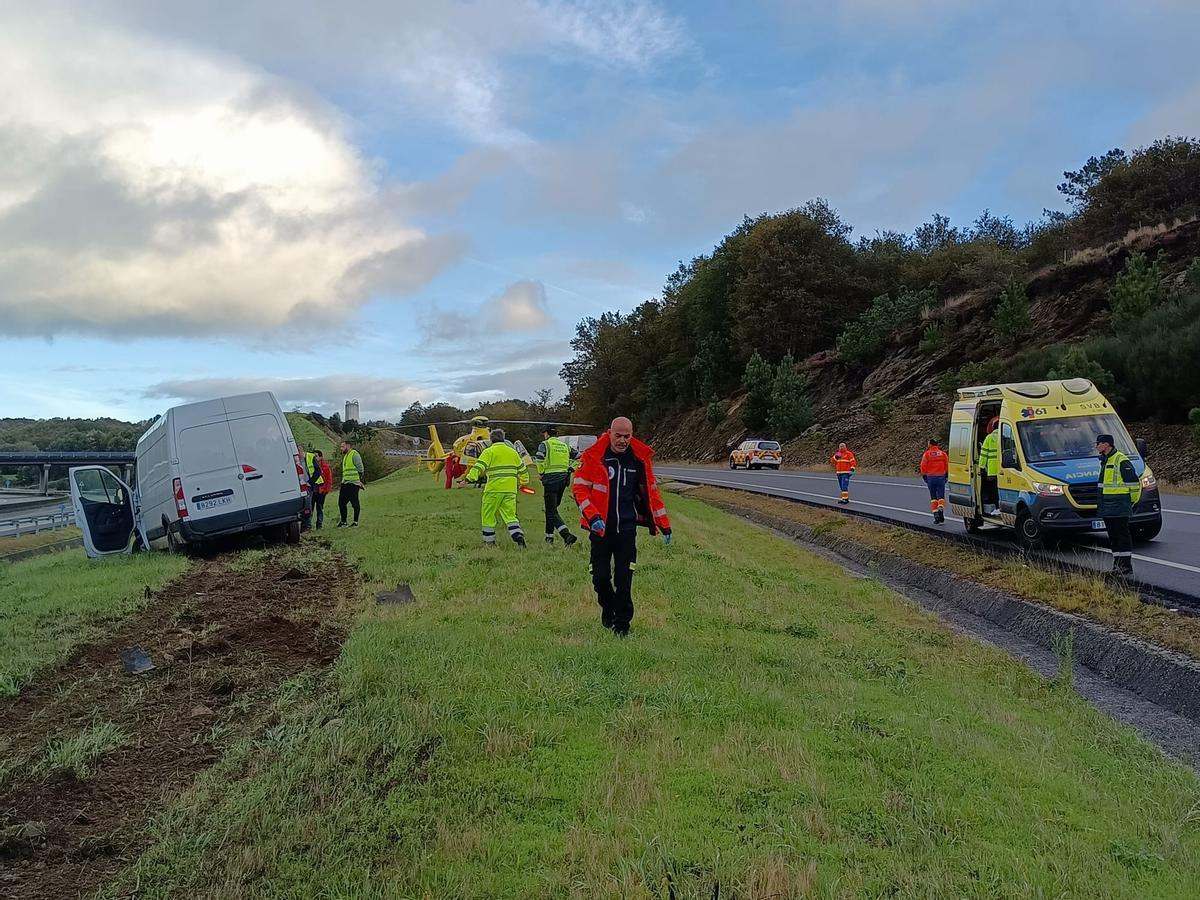 Furgoneta accidentada en la AP-53 y operativo de emergencia presente en la zona.