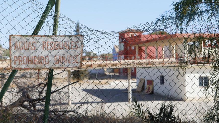 Cartel de la valla perimetral de la ya desaparecida planta, aún visible.