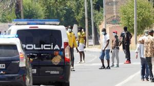 Un grupo de temporeros cortan la circunvalación de Albacete este domingo tras el cierre de su asentamiento