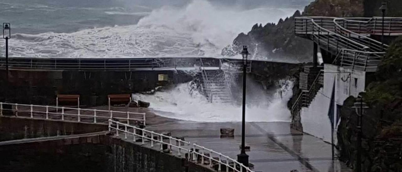 El embate de las olas en el puerto de Cudillero el 24 de marzo pasado.