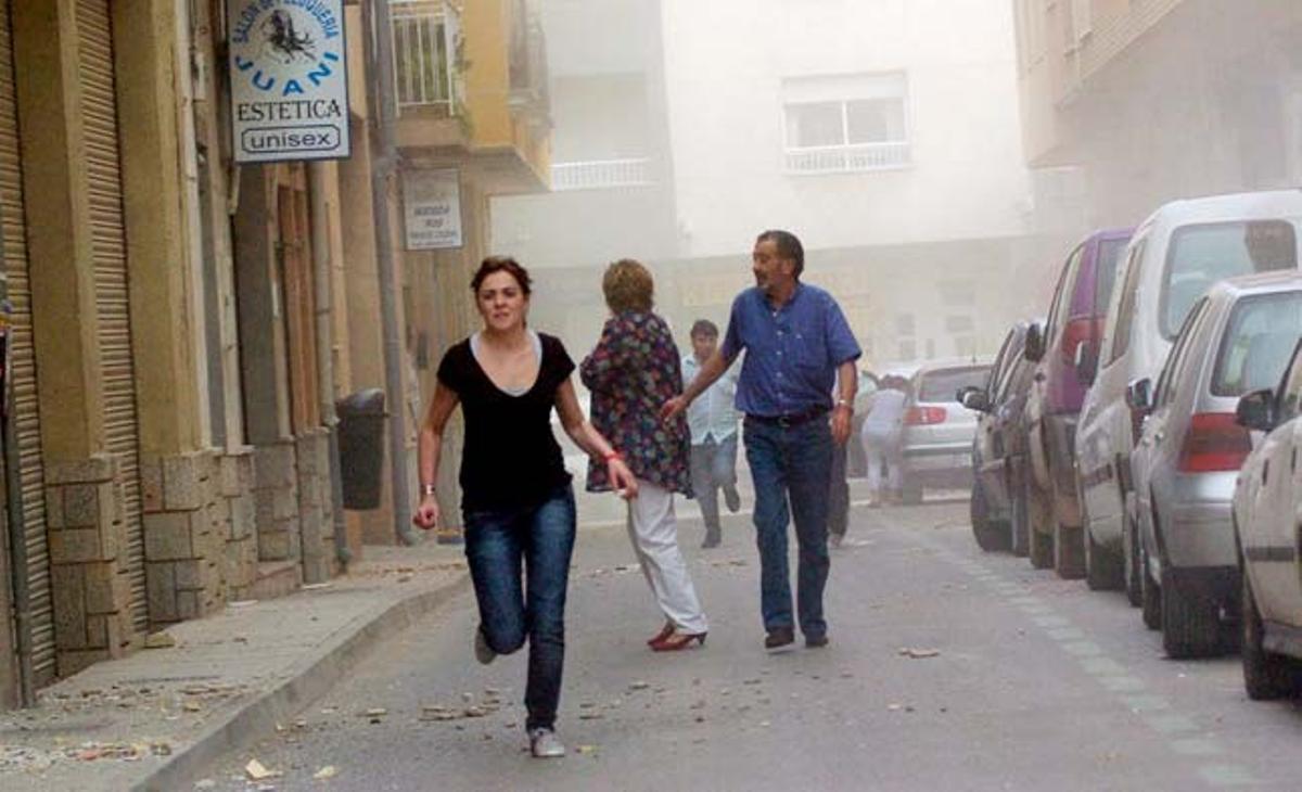 Diverses persones corren pel carrer de Galicia de Llorca uns instants després del terratrèmol. Diverses persones corren pel carrer de Galicia de Llorca uns instants després del terratrèmol.