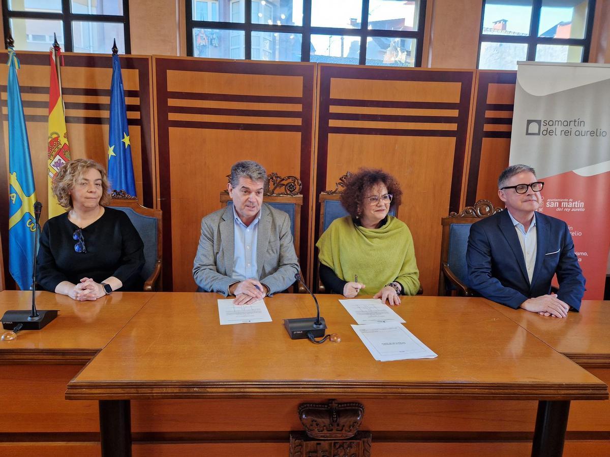 De izquierda a derecha, la concejala de Servicios Sociales de San Martín, Mari Paz Alonso; el alcalde, José Ramón Martín Ardines; la consejera de Derechos Sociales y Bienestar, Marta del Arco,  y el director general de Promoción de la Autonomía Personal y Mayores, Enrique Rodríguez Nuñ