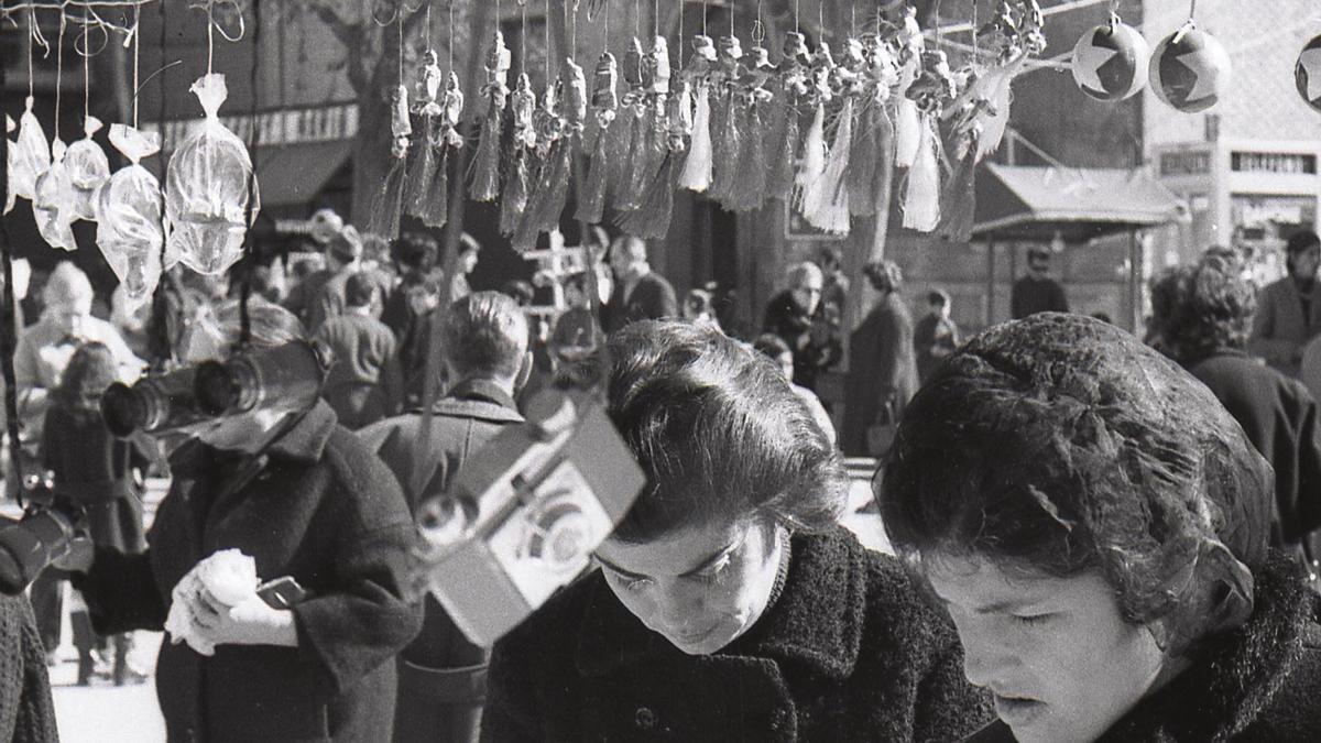 Puesto de venta del tradicional San Blas en la plaza de Santa Eulalia, 1965.