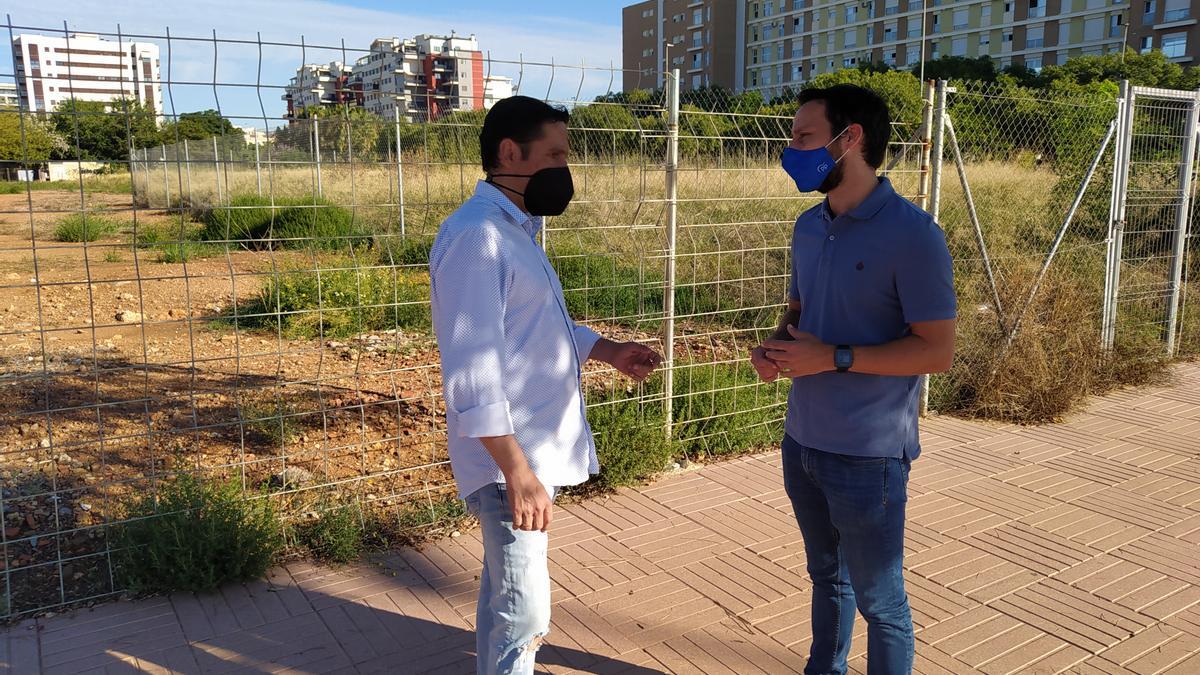 El concejal popular Sergio Toledo, junto al presidente de la asociación de vecinos del distrito Este, Raúl Arteche, en una visita al barrio.