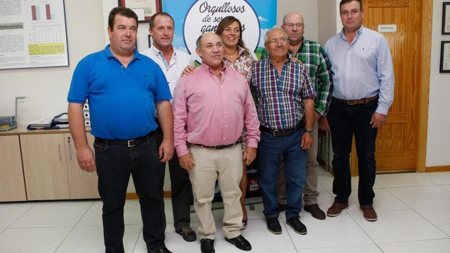 La junta directiva del Consorcio posa con la consejera de Agricultura.