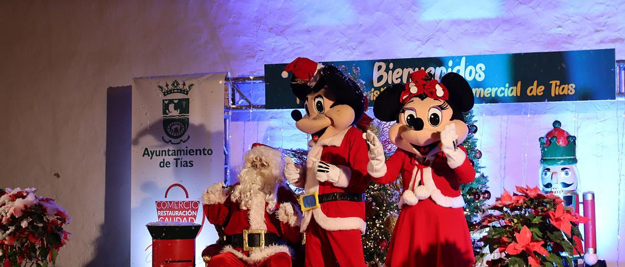 Papá Noel y los elfos traen la magia de la Navidad a los niños en Tías y en Puerto del Carmen