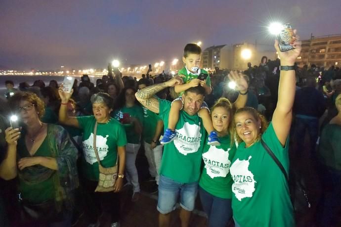 23-08-2019 LAS PALMAS DE GRAN CANARIA. Cadena humana en el paseo de Las Canteras contra el incendio  | 23/08/2019 | Fotógrafo: Andrés Cruz