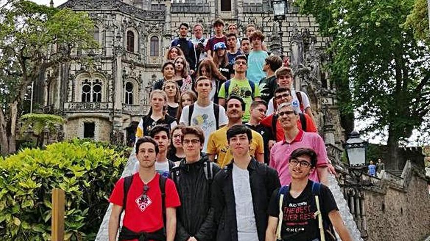 Estudiants, acompanyats de docents, davant del Palau de Quinta da Regaleira.