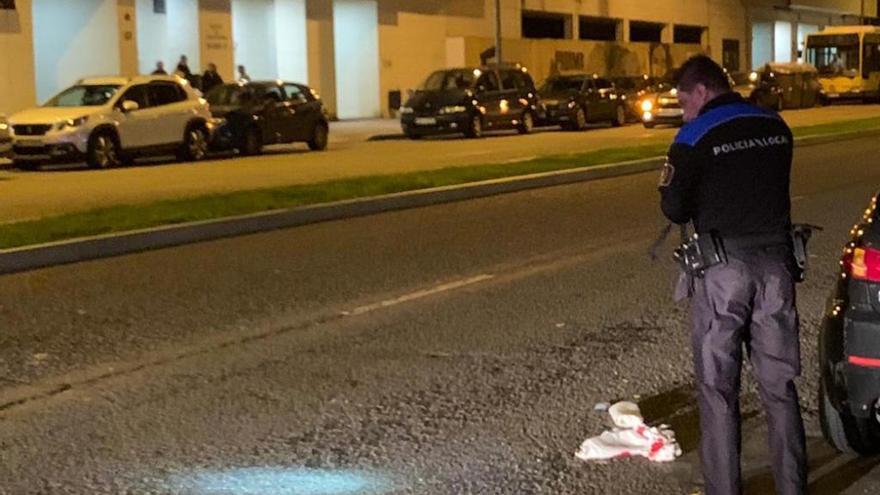 El Policía Local sacando fotografías a la zona dónde se produjo el atropello.