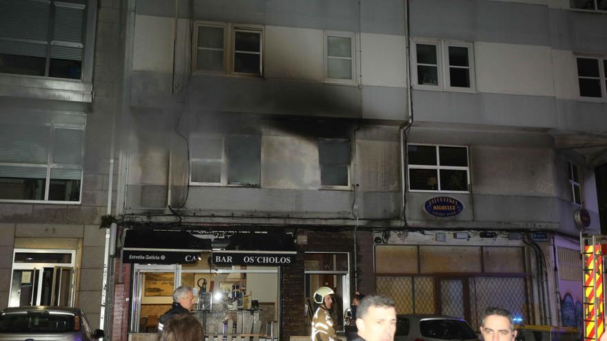 Un incendio sin heridos destruye una vivienda en A Coruña, en la calle Vales Villamarín