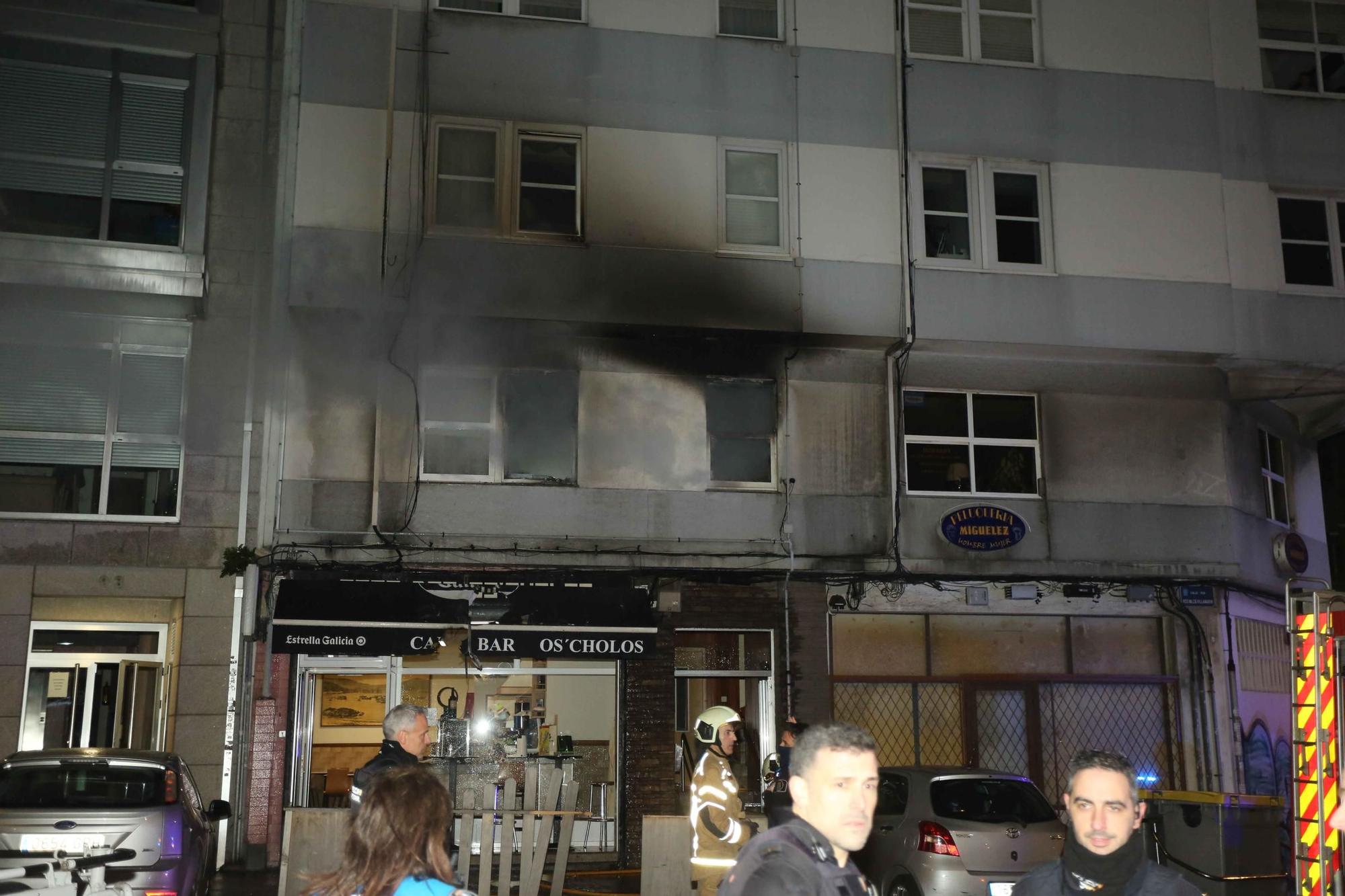 Un incendio sin heridos destruye una vivienda en A Coruña, en la calle Vales Villamarín