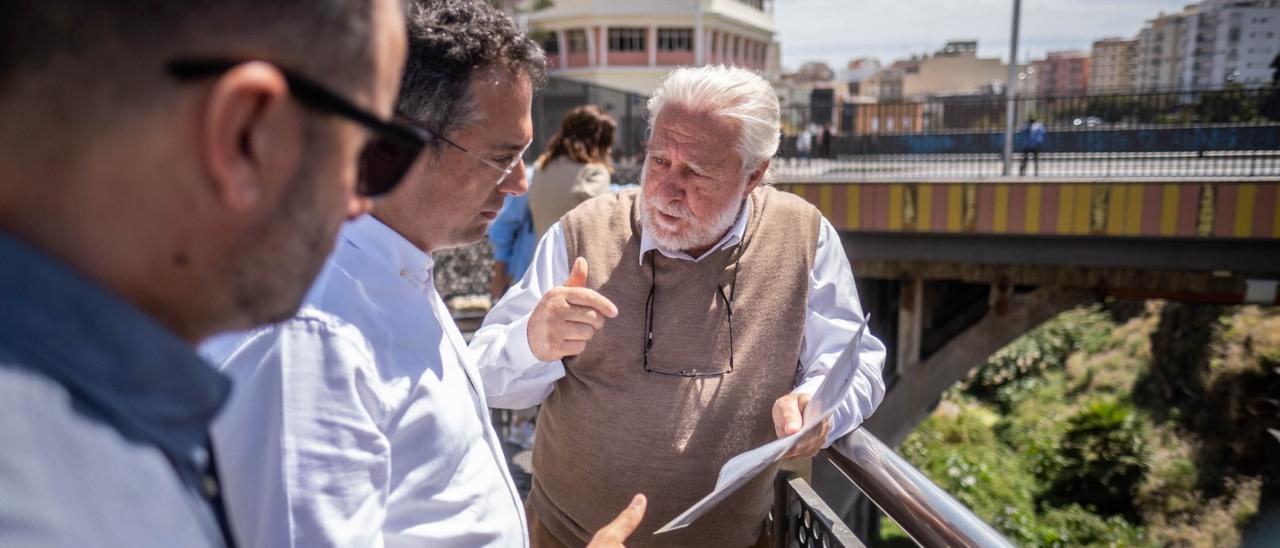 Jesús Triana, de la asociación de vecinos La Arboleda, con el concejal de distrito, Carlos Tarife.