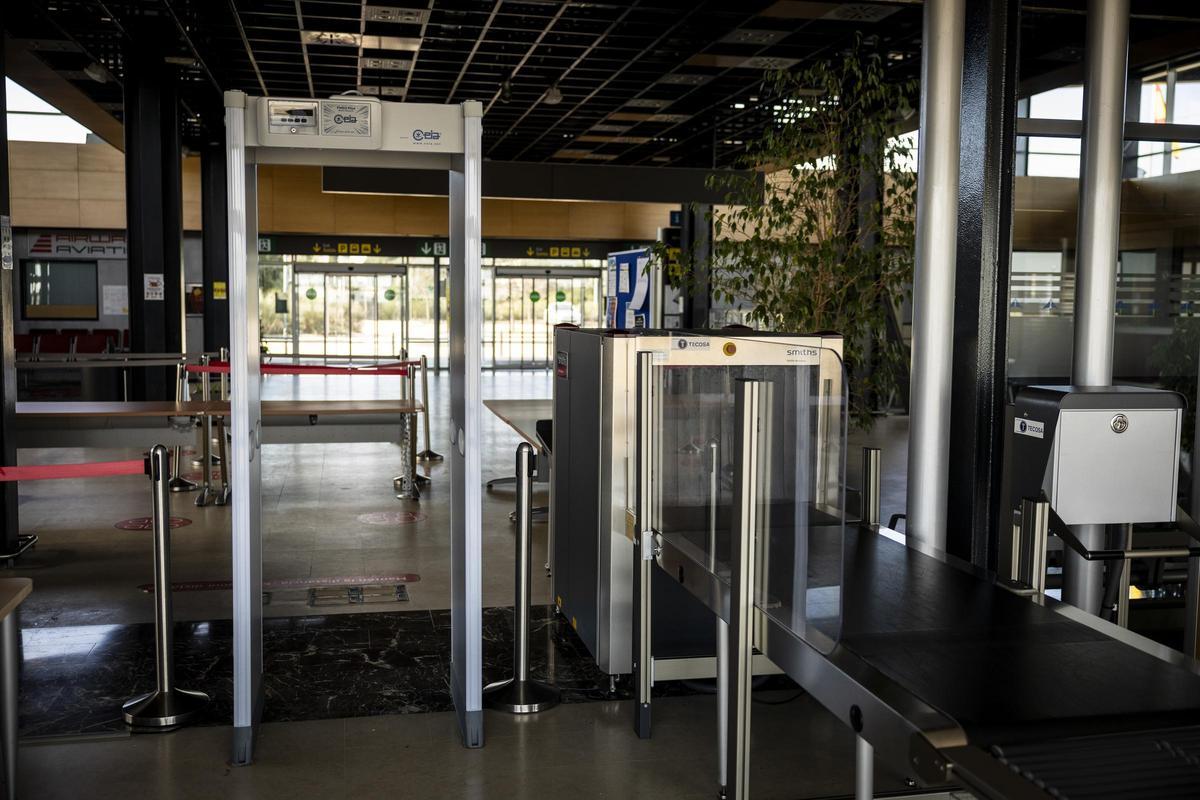 En imágenes | Este es el estado actual del aeropuerto Huesca-Pirineos, el menos utilizado de España