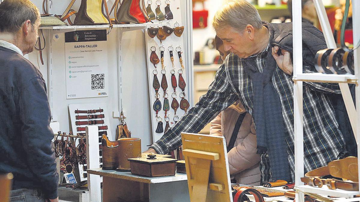 En la imagen, una pareja observa los productos de uno de los estands de la feria.