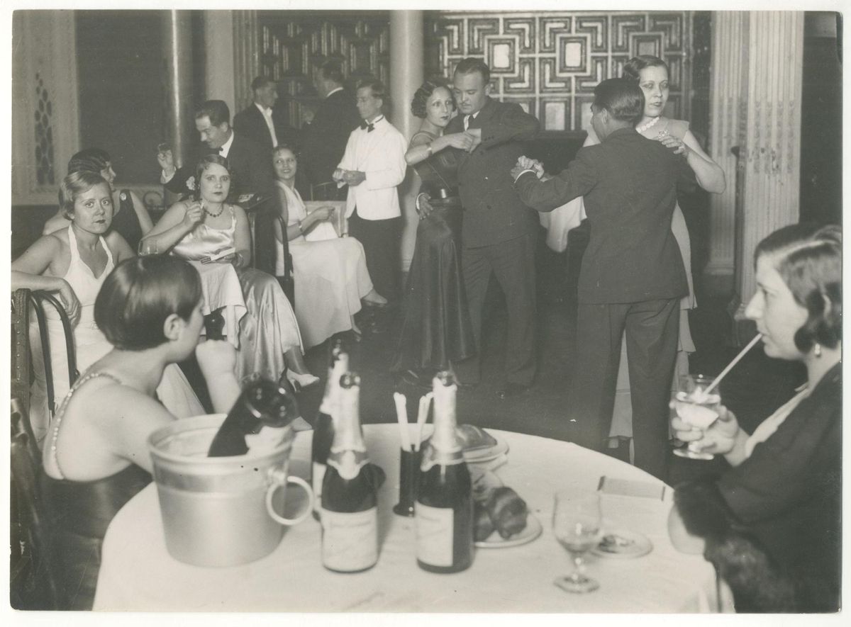 Ambiente de madrugada en un cabaret.