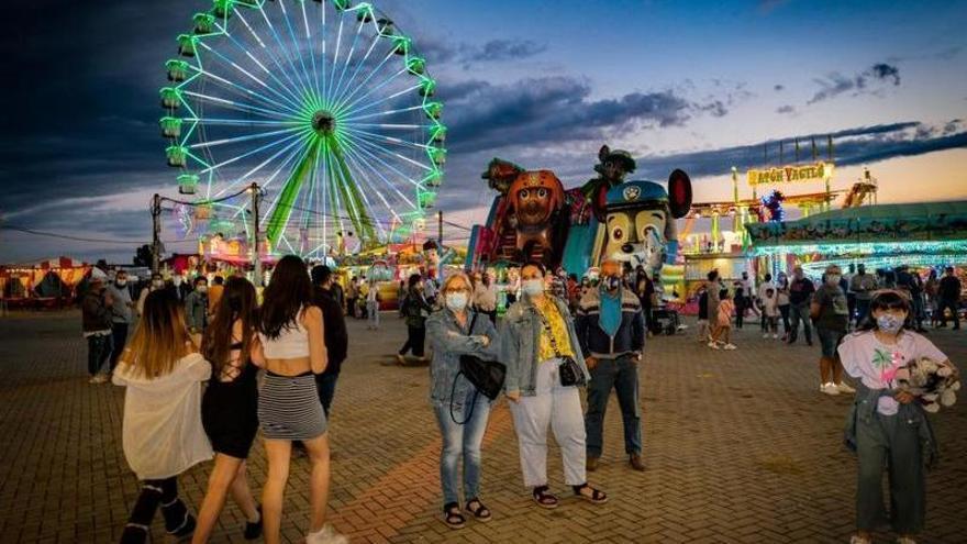 Ambiente en el ferial de Caya, ayer mientras anochecía.