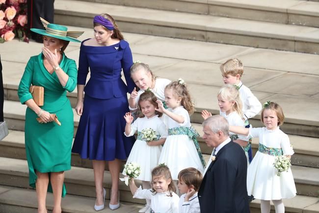 U417990Sarah Ferguson y la princesa Beatriz junto a los pajes de la boda