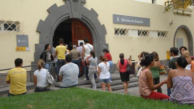 El paro baja en Canarias en 58.000 personas en un año