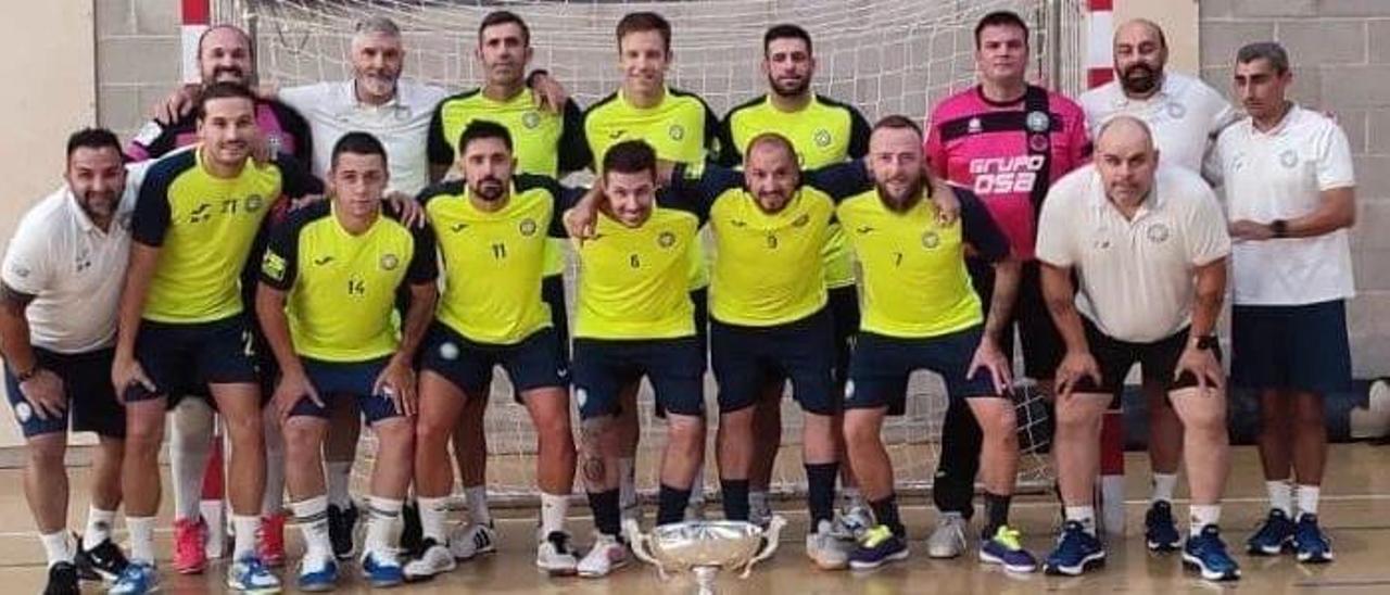 Plantilla del Urbanitzacions de Llucmajor que posa con la copa de campeón de Liga de la Tercera de fútbol sala, campaña 21-22