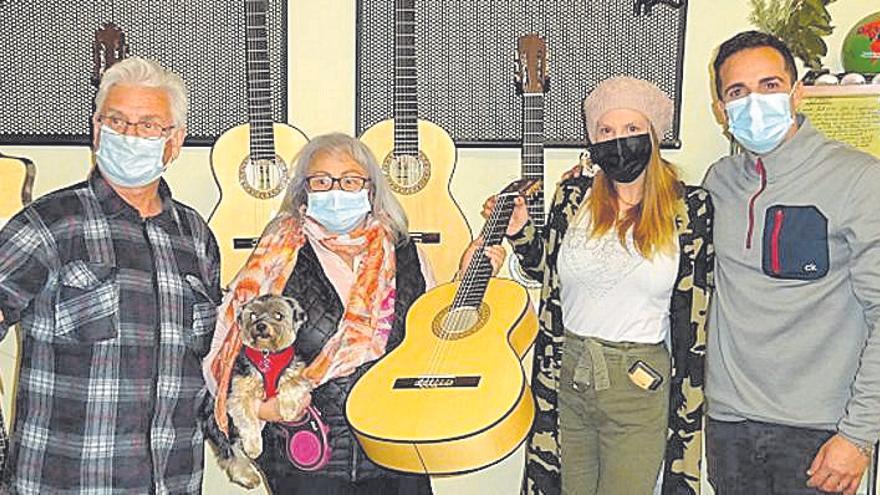 Las guitarras de las estrellas de Gata tienen acento solidario