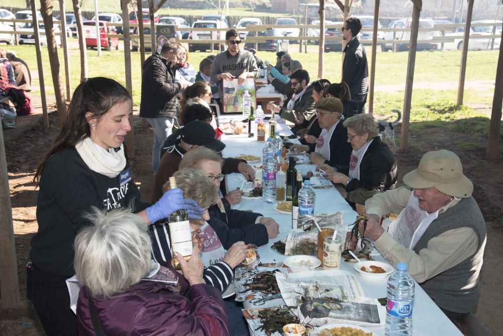 Famílies vingudes d''arreu de la Catalunya central i també de fora comparteixen àpat amb Manresa amb productes de la terra