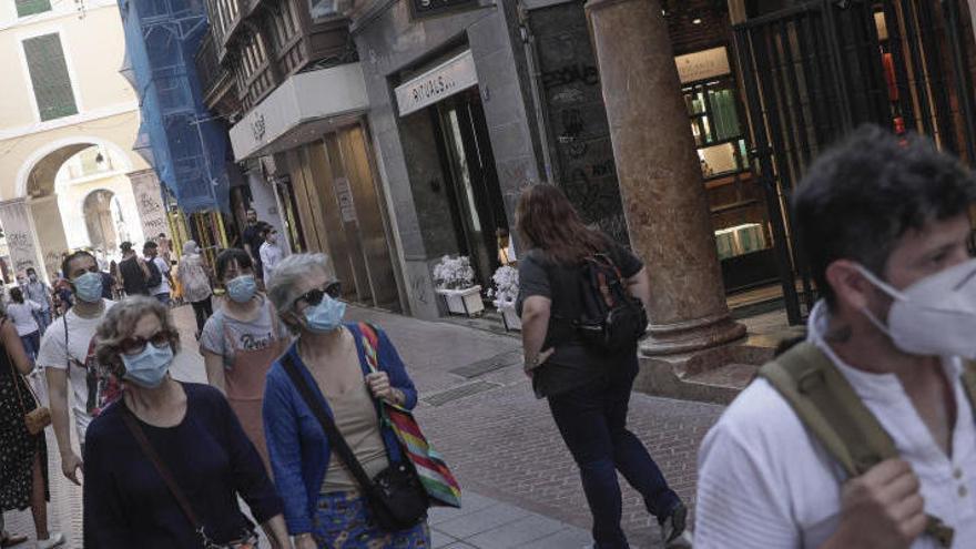 Passanten mit Atemschutzmasken in der Altstadt von Palma de Mallorca.
